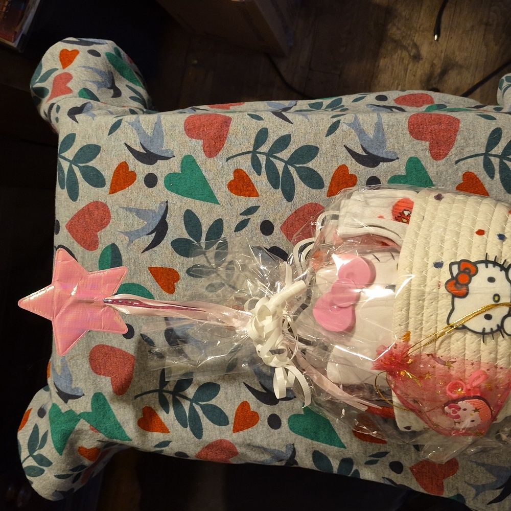 NWT 🩷 SANRIO GIFT BUNDLE 🩷 in 🎀 HELLO KITTY soft BASKET 🎀 SOCKS/ACCESSORIES